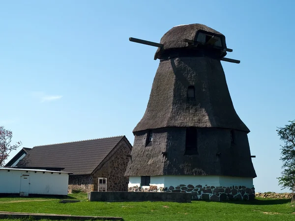 Stary tradycyjny wiatrak w Danii — Zdjęcie stockowe