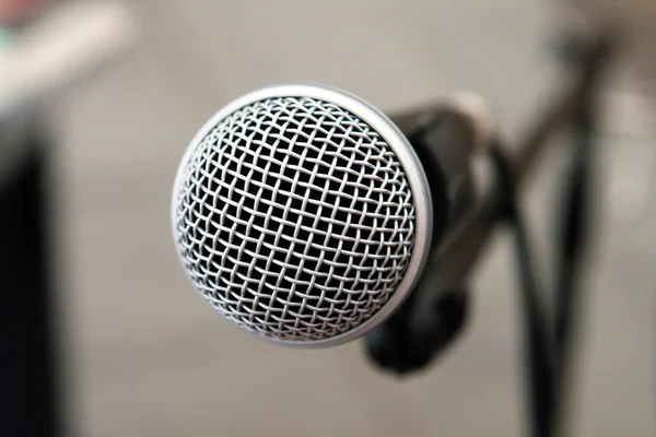 Mikrofon in Großaufnahme auf der Bühne — Stockfoto