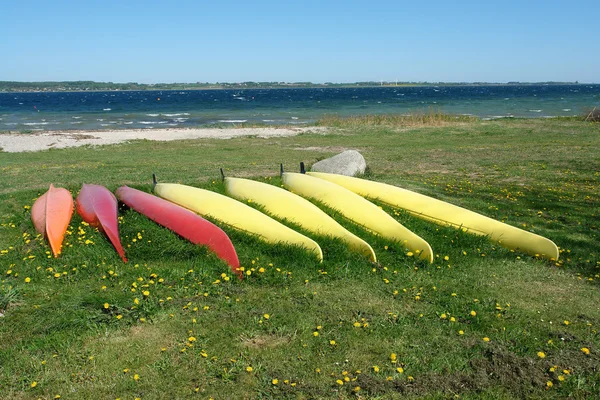 Kayaks listos para navegar - fondo deportivo marino — Foto de Stock