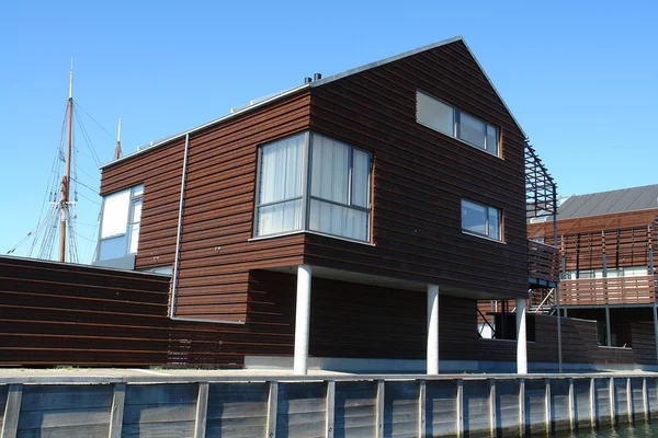 Casa de madera de diseño moderno — Foto de Stock