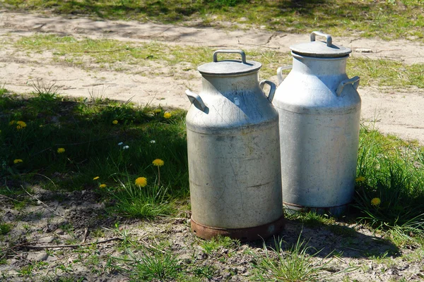 Milk cans jugs in a farm — Stock Photo, Image