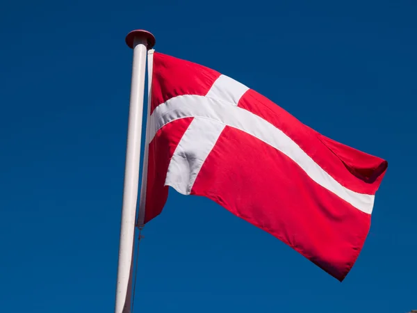 Bandera de Dinamarca en alto —  Fotos de Stock