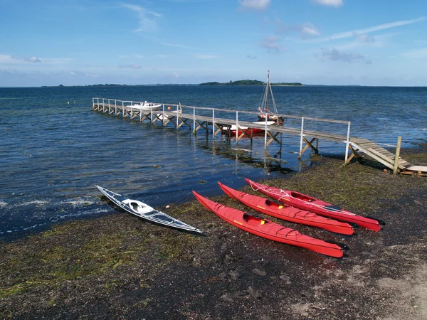 Kayaks de mer sur la plage vue grand angle — Photo