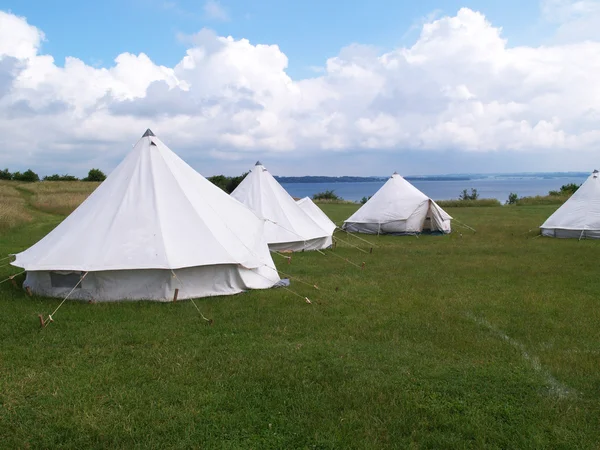 Klasik çadırları ile okyanus plaj — Stok fotoğraf