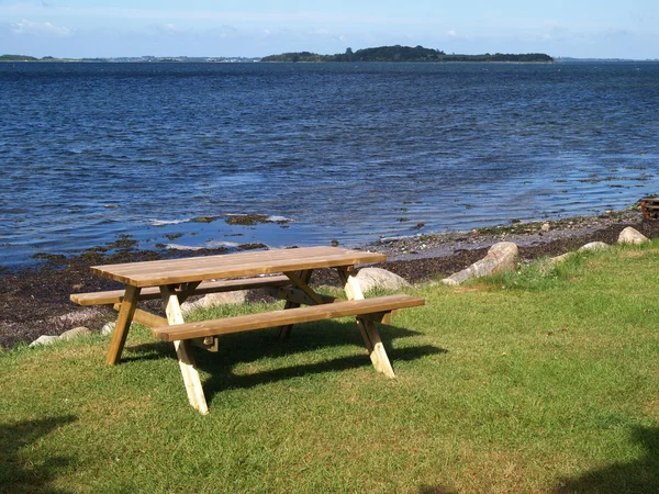 All'aperto Tavolo da picnic vicino alla spiaggia — Foto Stock
