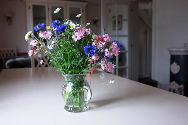 Belles fleurs printanières d'été dans un vase en verre — Photo