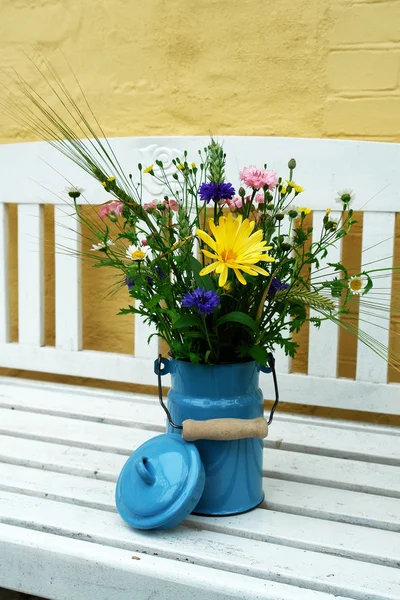 Lindas flores de verão primavera em balde de lata imagem vertical — Fotografia de Stock