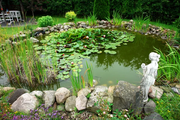 Mooie klassieke tuin vissen vijver tuinieren achtergrond — Stockfoto