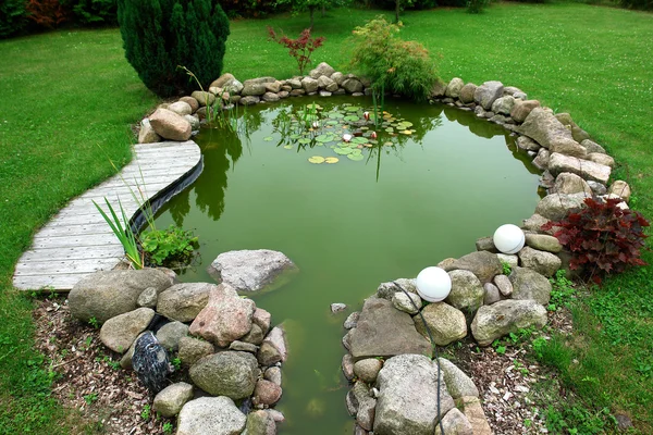 Prachtige klassiek design tuin vis vijver tuinieren achtergrond — Stockfoto