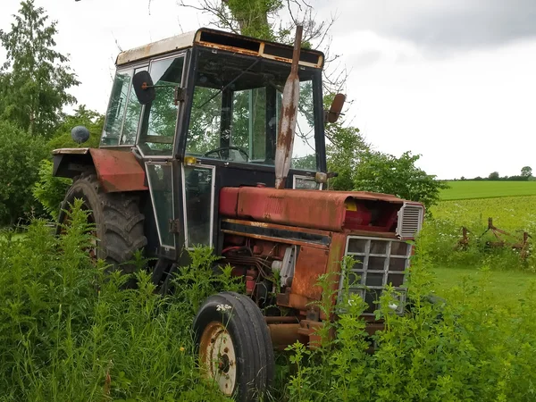 Старий урожай трактор — стокове фото