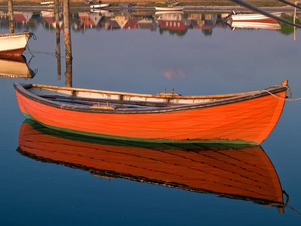 Reflejo de un pequeño bote bote auxiliar — Foto de Stock