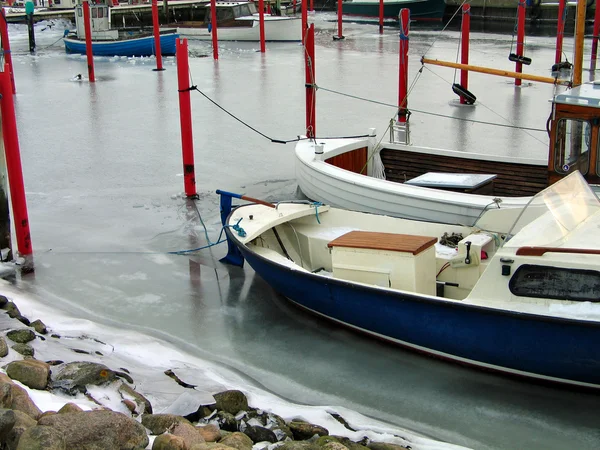 Båtar i hamn på vintern — Stockfoto