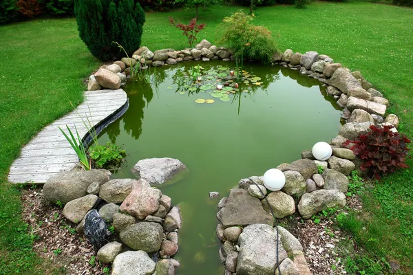 Lagoa de peixe belo design clássico jardim jardinagem fundo Imagens Royalty-Free