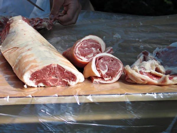 Carne de cordeiro cortada por um açougueiro — Fotografia de Stock