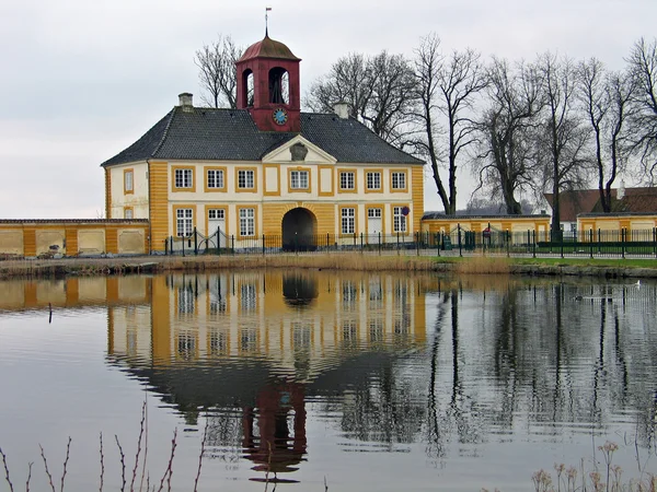 Замок отражен в воде Valdemar Slot Denmark — стоковое фото