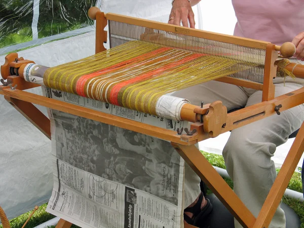 Lam wol te weven met een traditioneel weefgetouw — Stockfoto