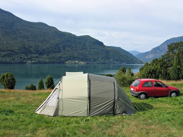 Camping en una tienda de campaña en Noruega — Foto de Stock