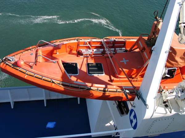 Rettungsboot in leuchtend oranger Farbe — Stockfoto