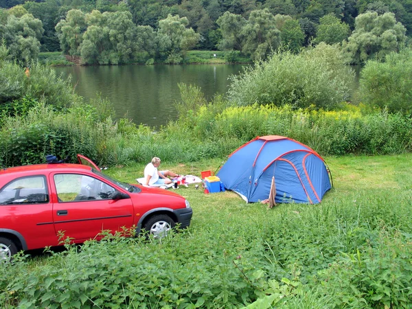 川によってキャンプ テント — ストック写真