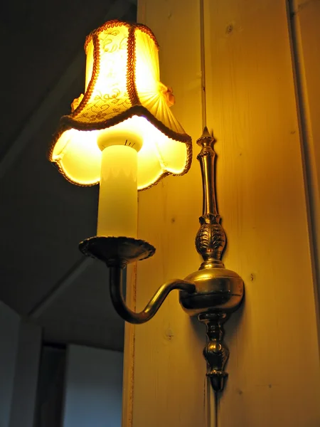Lámpara de pared decorativa en una pared de madera — Foto de Stock