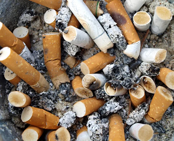 Fond Cendrier plein de mégots de cigarette — Photo