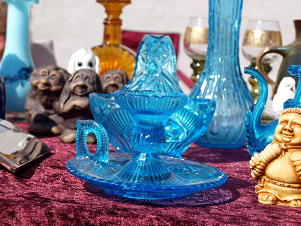 Articles en verre bleu dans un marché aux puces — Photo