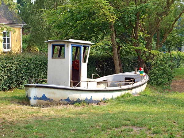 Іграшковий човен на дитячому майданчику — стокове фото
