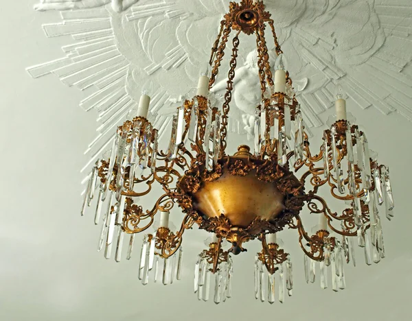 Hermosa lámpara de araña de cristal —  Fotos de Stock