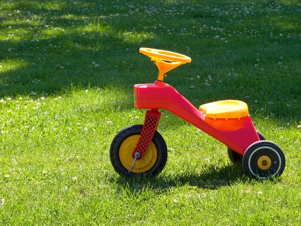 Triciclo sull'erba — Foto Stock