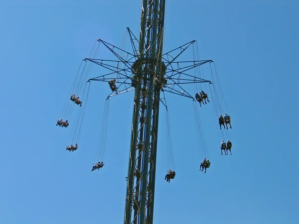 Chairoplane alegre-go-round gigante — Fotografia de Stock