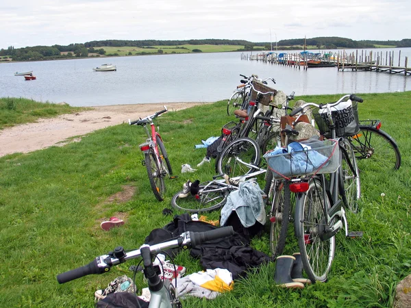 Pila di biciclette vicino alla spiaggia — Foto Stock