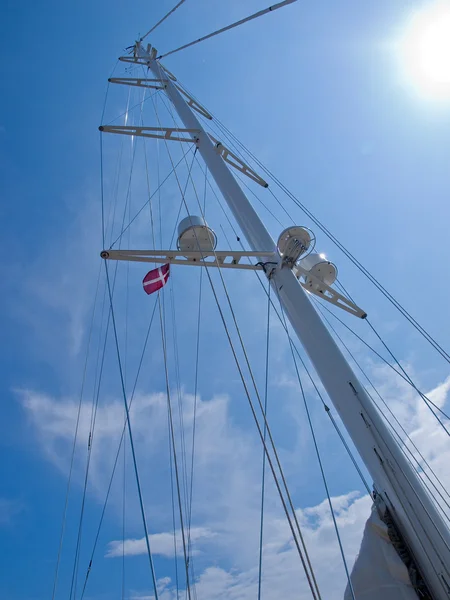 Zeilen en mast van een moderne zeilboot — Stockfoto