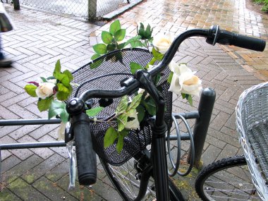 Çiçeklerle süslenmiş bisikletler.