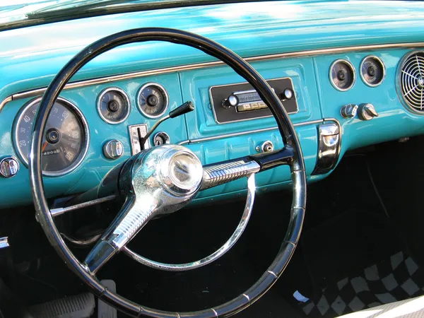 Antiguo tablero de instrumentos de coches clásicos — Foto de Stock