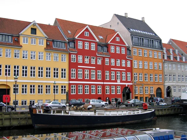 Копенгаген - дома и лодки на набережной — стоковое фото