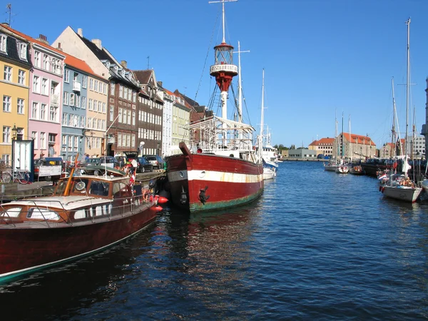 Kopenhag - su açık evler ve tekneler — Stok fotoğraf