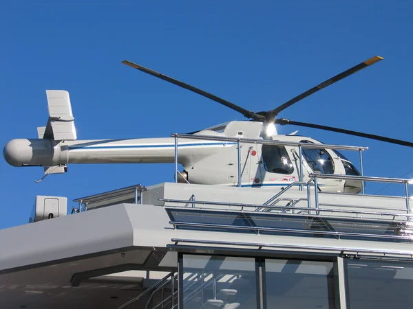 Helicóptero em um iate — Fotografia de Stock