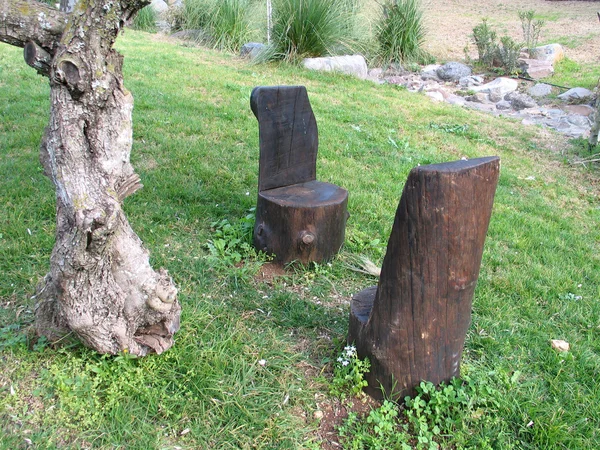 Sedie in legno in un parco - seduta faccia a faccia — Foto Stock