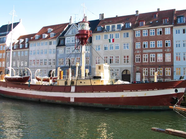 Vuurtoren boot in Kopenhagen water kanalen — Stockfoto