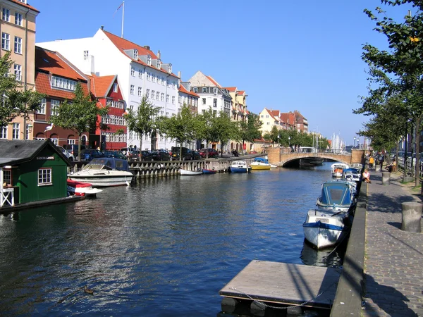 Copenhaga - casas de frente para a água e barcos — Fotografia de Stock