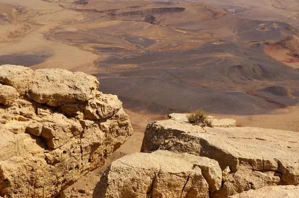 Пустеля кратер Makhtesh Ramon Ізраїлю — стокове фото