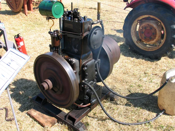 Антикварний старовинний дизельний двигун — стокове фото