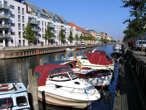 Koppenhága - víz-front házak terület és csónakok — Stock Fotó