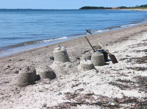 Divertimento in spiaggia - Castelli di sabbia — Foto Stock