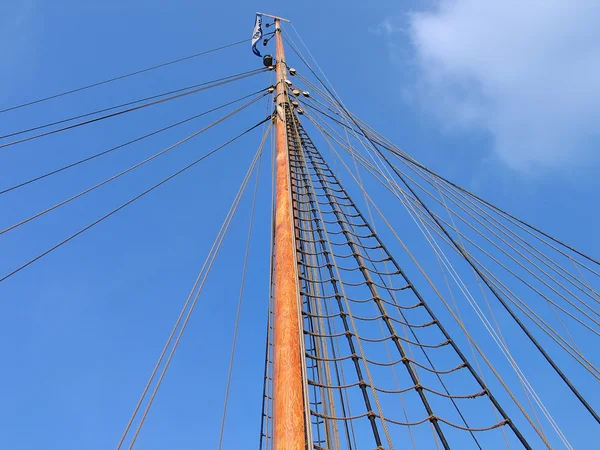 Dřevěný stěžeň člunu s jasně modrá obloha za — Stock fotografie