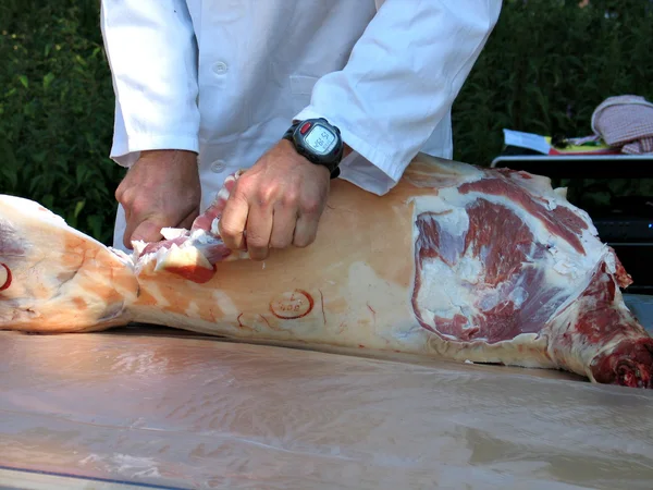 Carne de cordeiro fresca cortada por um açougueiro — Fotografia de Stock