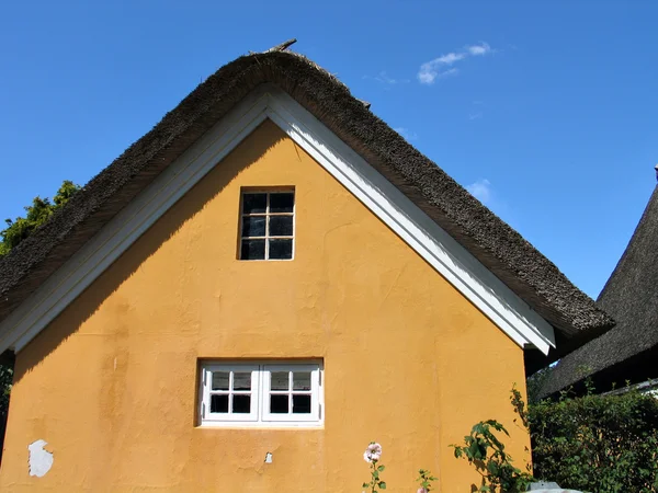 Casa de campo típica com telhado de palha de palha Dinamarca — Fotografia de Stock