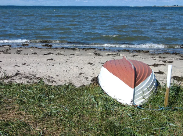 Plaj manzara - kum üzerinde ahşap tekne — Stok fotoğraf