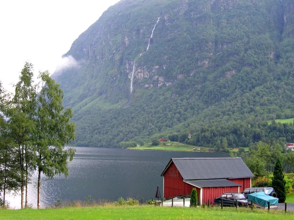 Ház egy fjord-ban Norvégia — Stock Fotó