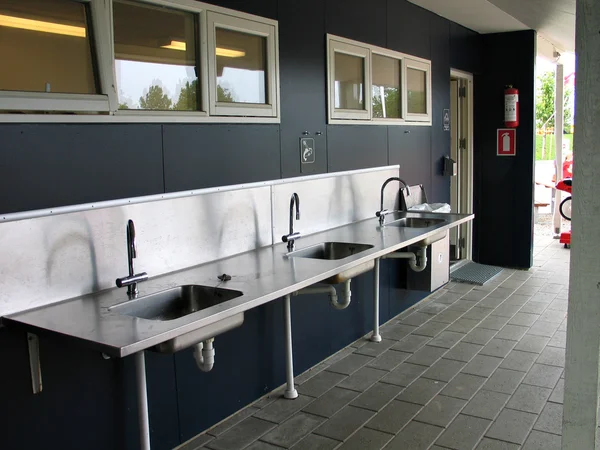 Instalaciones públicas para beber, lavar y limpiar — Foto de Stock